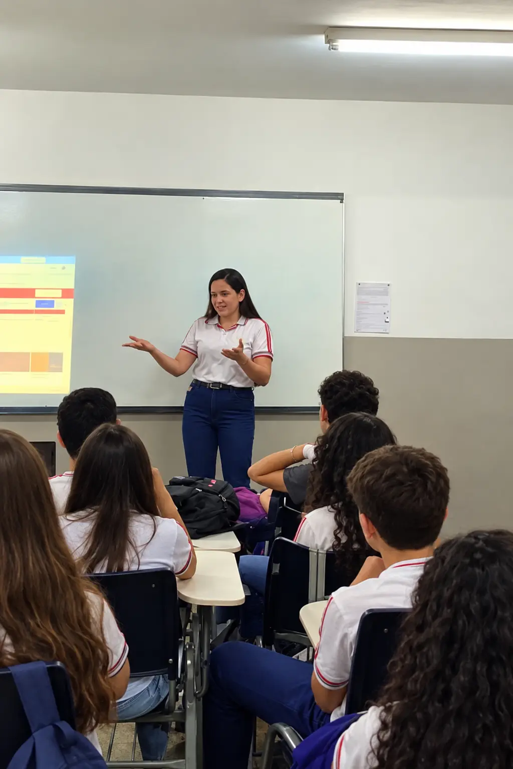 Professora do Pequeno Príncipe apresentando a aula para a turma em sala