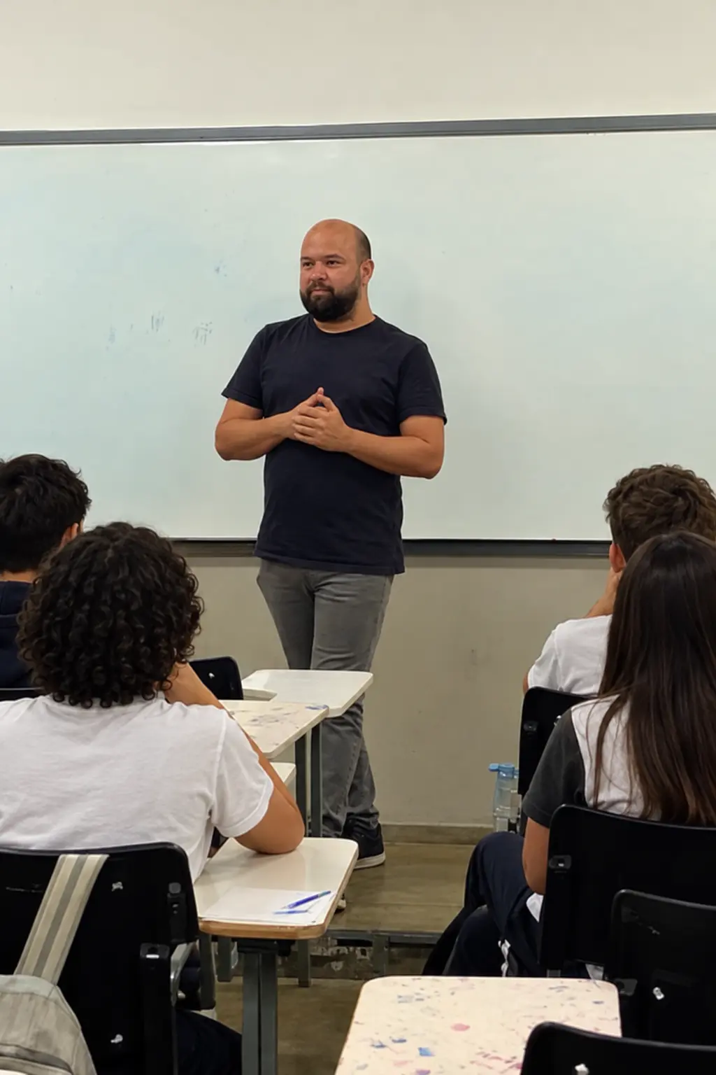 Professor conduzindo o ciclo de revisão com a turma do Fundamental II